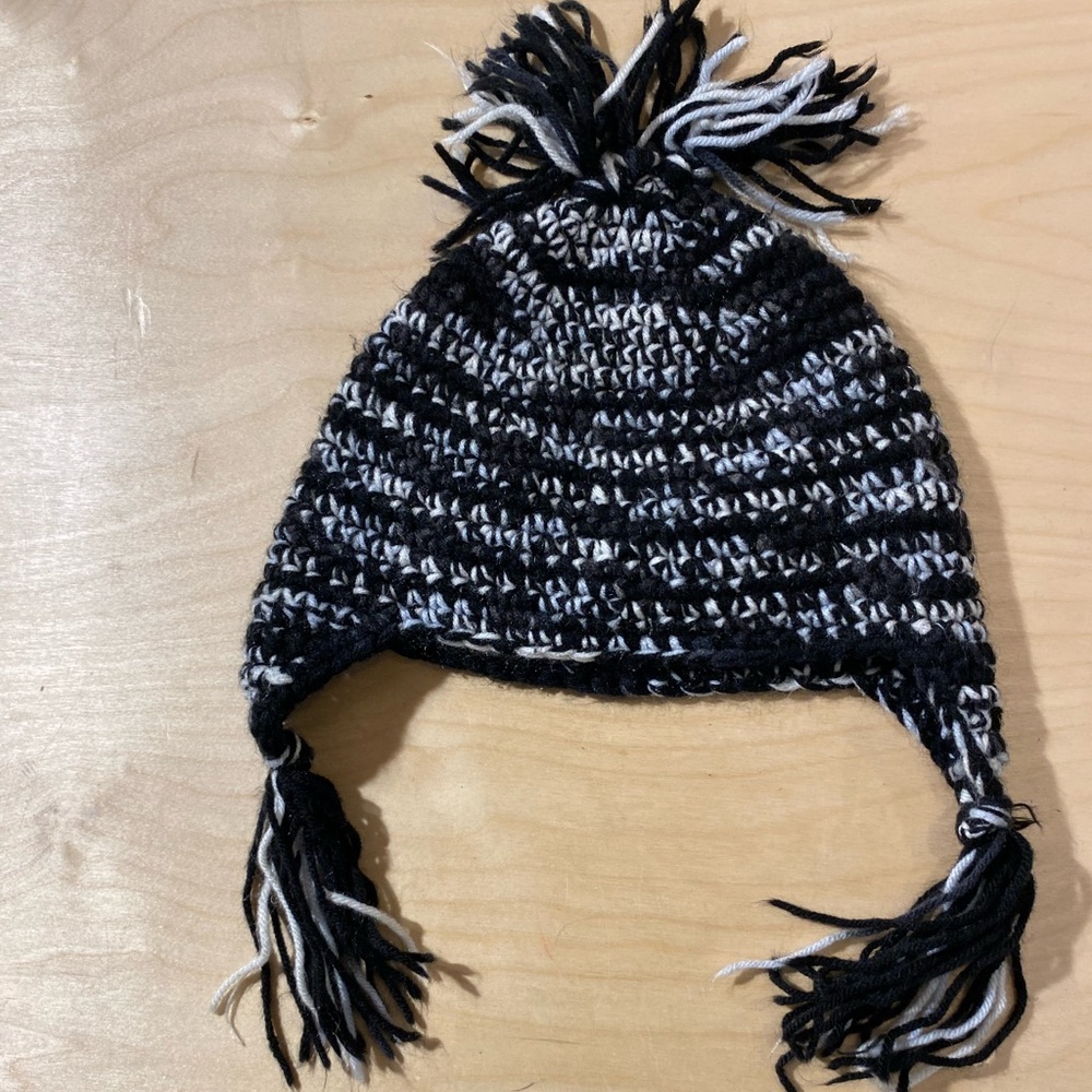 Black and White Owl Knit Hat (DH) - Picture 8 of 11